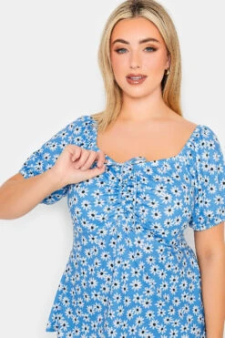 YOURS PETITE Curve Blue Daisy Print Ruched Front Top -Luna Looks Zone 0da25927 1ee7 45 174592 D