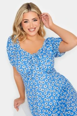 YOURS PETITE Curve Blue Daisy Print Ruched Front Dress -Luna Looks Zone 3d57a78b f7f8 4f 174547 D
