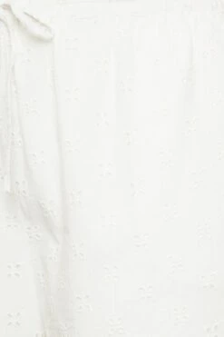 LIMITED COLLECTION Curve White Broderie Anglaise Shorts -Luna Looks Zone 3df631b2 9203 45 215525 Z