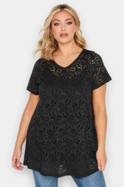 YOURS Curve 2 PACK White & Black Broderie Anglaise Swing V-Neck T-Shirt -Luna Looks Zone 4a792f4c 8c9e 4b 320737 A1