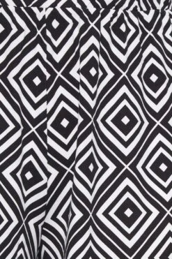 YOURS Curve Black Geometric Print Shorts -Luna Looks Zone 4bab7d85 3b5d 41 144843 Z