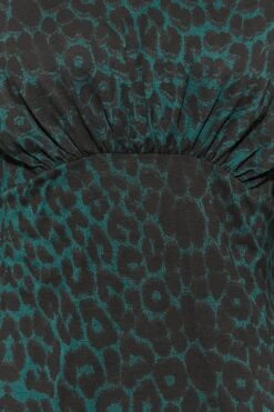 YOURS PETITE Curve Green Animal Print Long Sleeve Top -Luna Looks Zone 594277a9 5ace 44 174471 Z