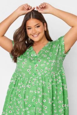 YOURS Curve Green Daisy Print Button Through Smock Top -Luna Looks Zone 623f5768 5ba9 48 320099 D