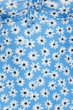 YOURS PETITE Curve Blue Daisy Print Ruched Front Top -Luna Looks Zone 6b23ecc0 ad37 42 174592 Z