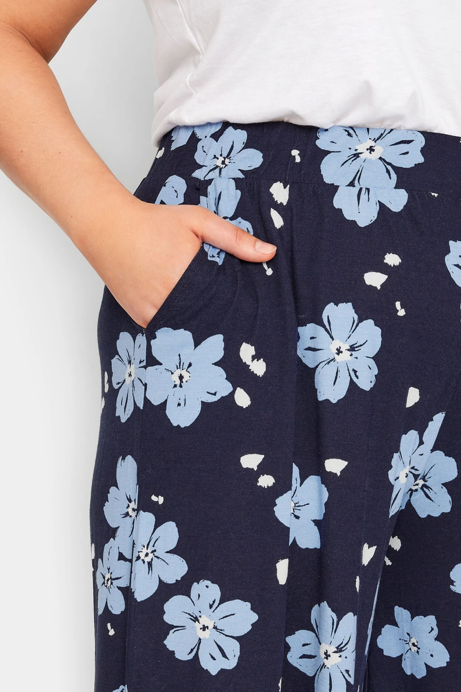 YOURS Curve Navy Blue Floral Print Jersey Shorts 2 YOURS Curve Navy Blue Floral Print Jersey Shorts - Image 2