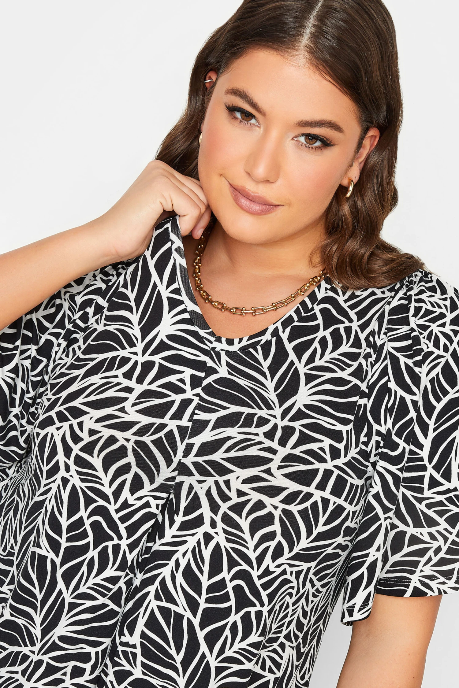 YOURS Curve Black Monochrome Floral Ditsy Top 3 YOURS Curve Black Monochrome Floral Ditsy Top - Image 3