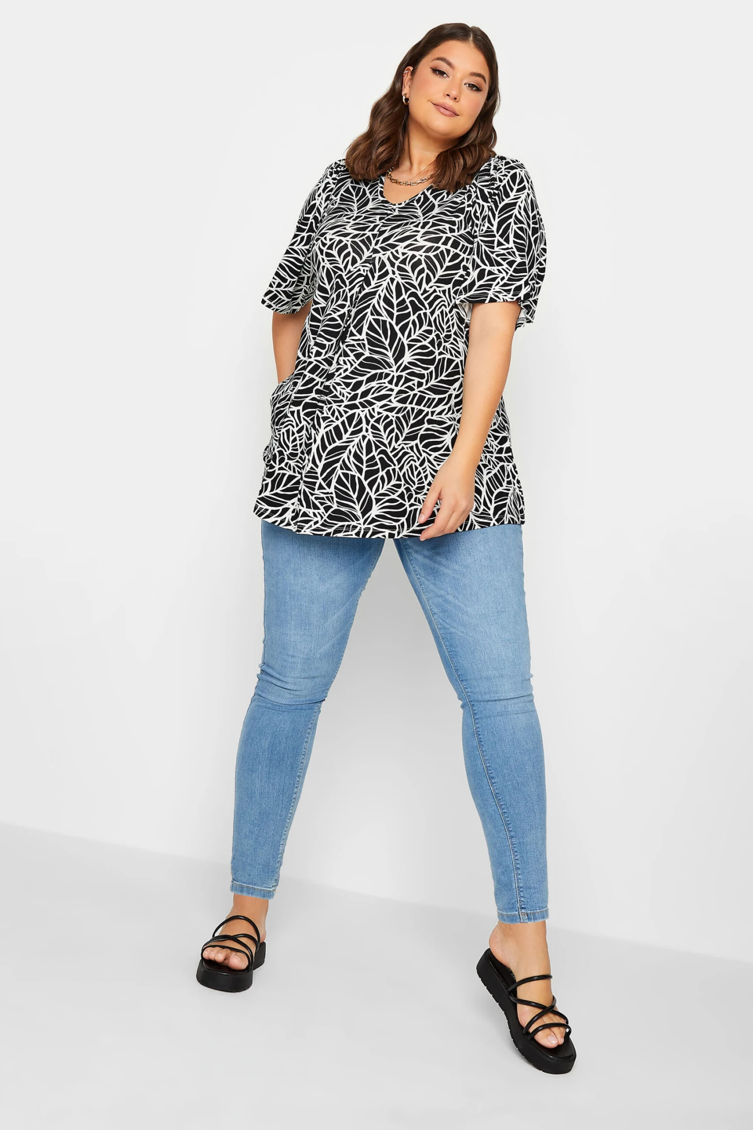 YOURS Curve Black Monochrome Floral Ditsy Top 1 YOURS Curve Black Monochrome Floral Ditsy Top