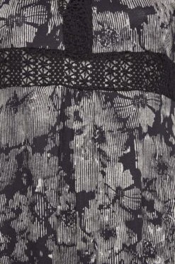 YOURS Curve Black Floral V-Neck Lace Dress -Luna Looks Zone 829ca0db 8185 4d 301886 z