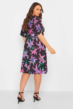 YOURS LONDON Curve Black Floral Print Wrap Dress -Luna Looks Zone 8a439ff3 9c2b 4e 162201 C
