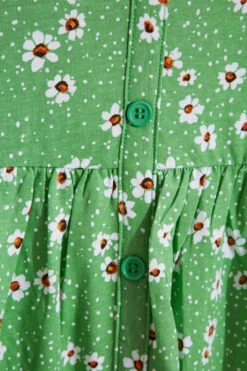 YOURS Curve Green Daisy Print Button Through Smock Top -Luna Looks Zone c43b64cd 9666 4e 320099 Z