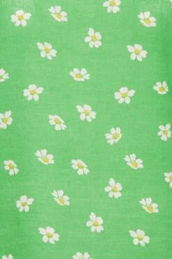 YOURS PETITE Curve Green Daisy Print Square Neck Top -Luna Looks Zone dcf03c3d 7e89 4c 174642 Z